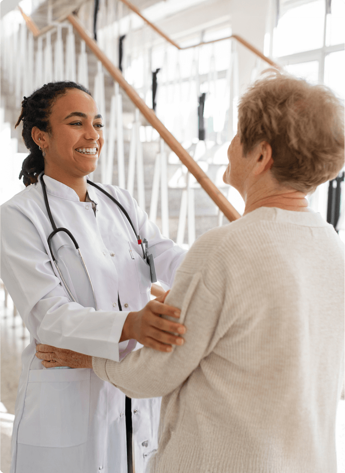Médica conversando com uma paciente idosa