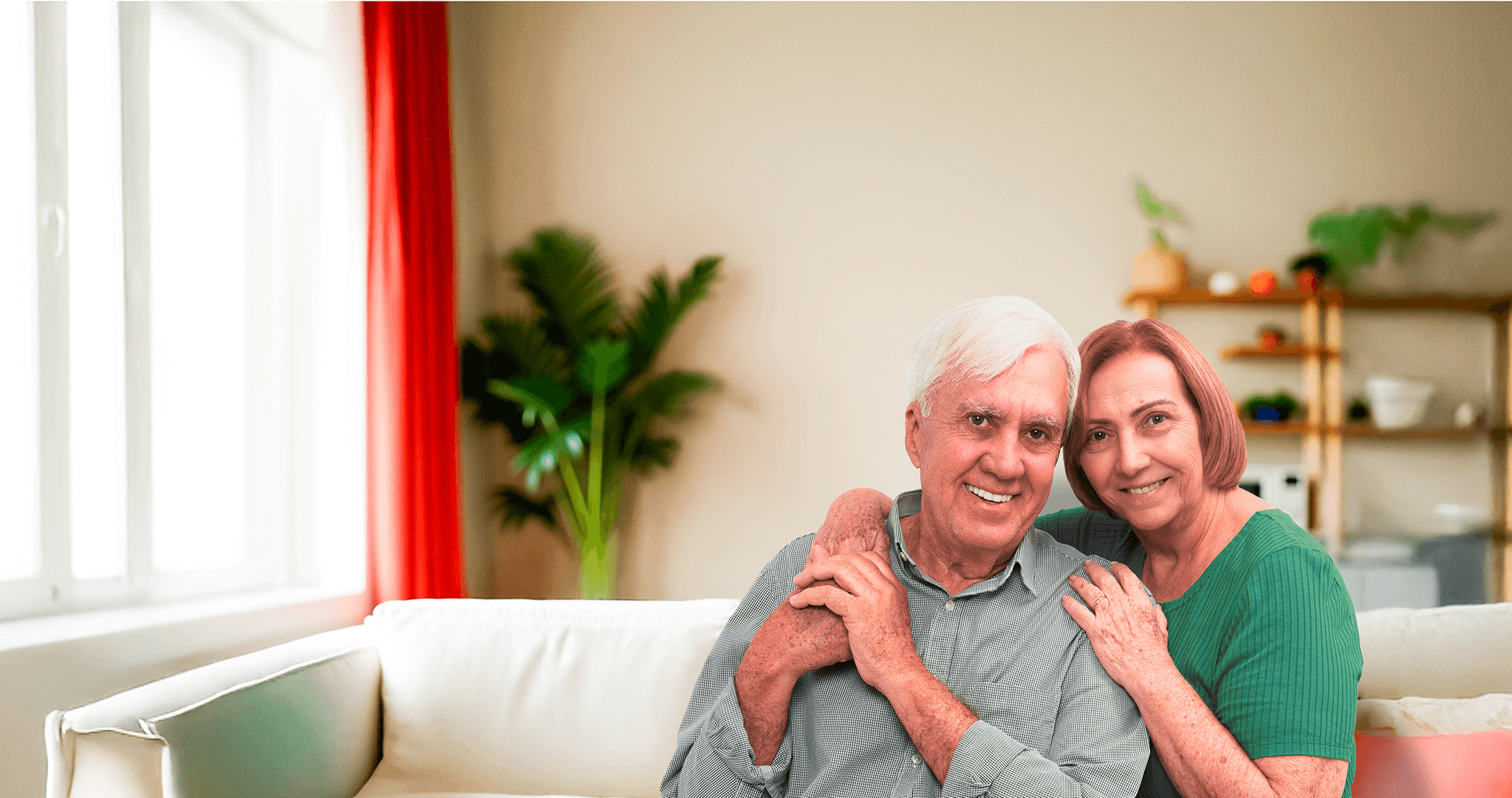 Casal de idosos felizes em um sofá